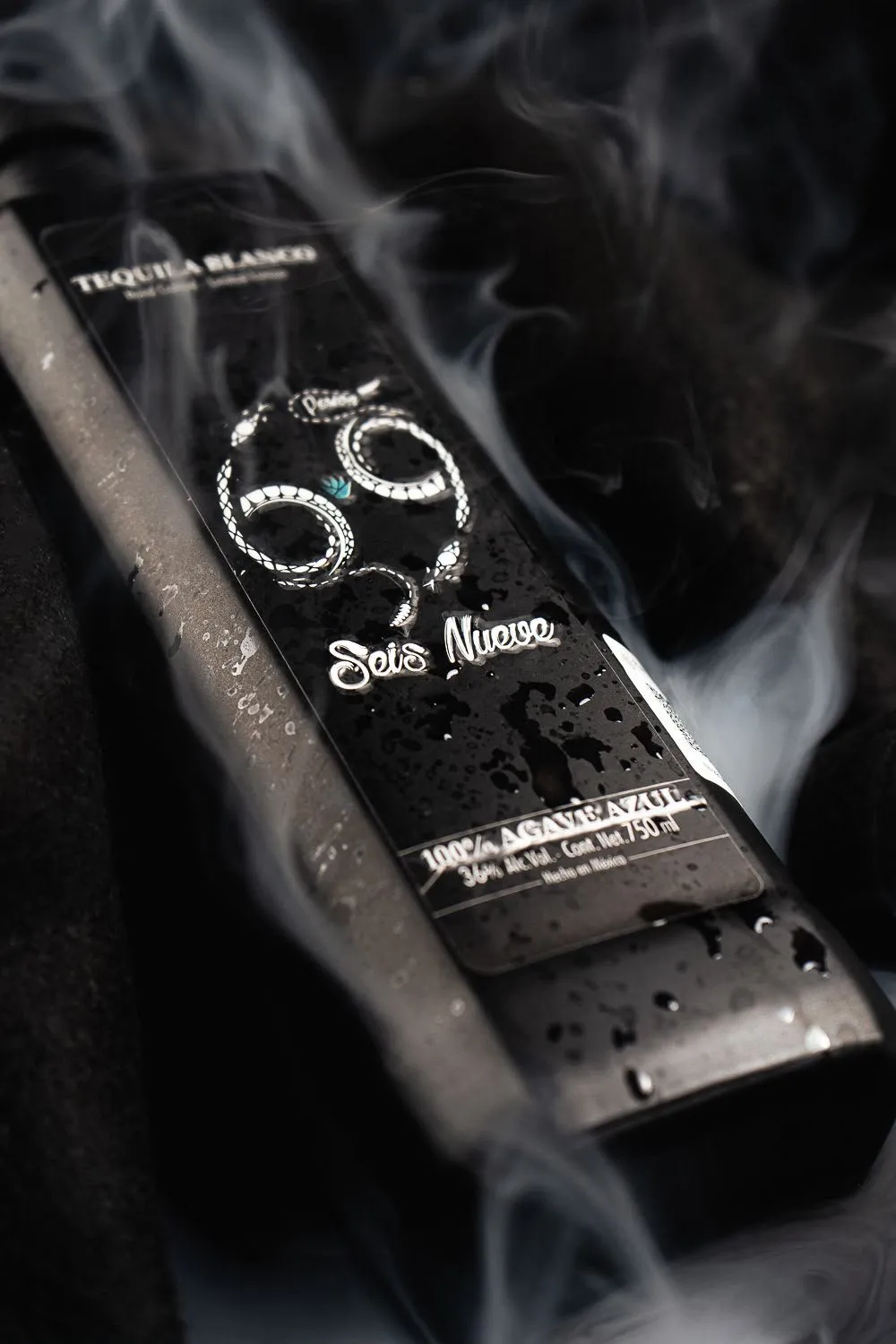 Detalle de la botella entre humo y agua