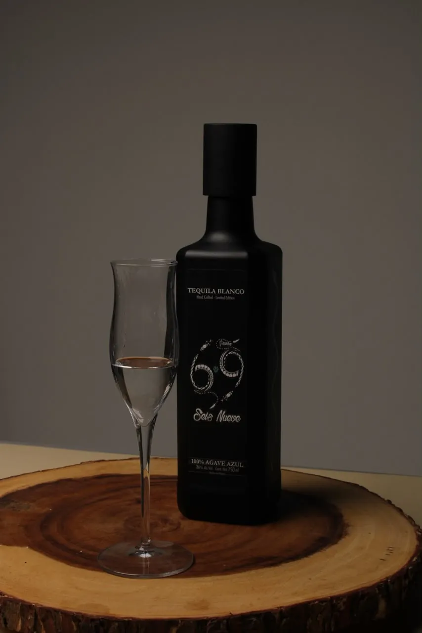 Botella sobre madera junto a un caballito