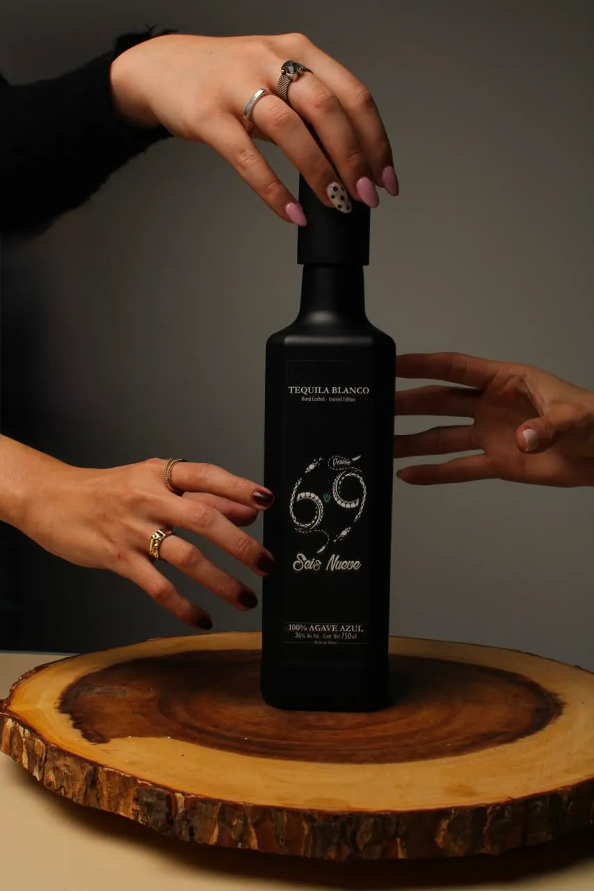 Tres manos brindando con Tequila Pasión 69
